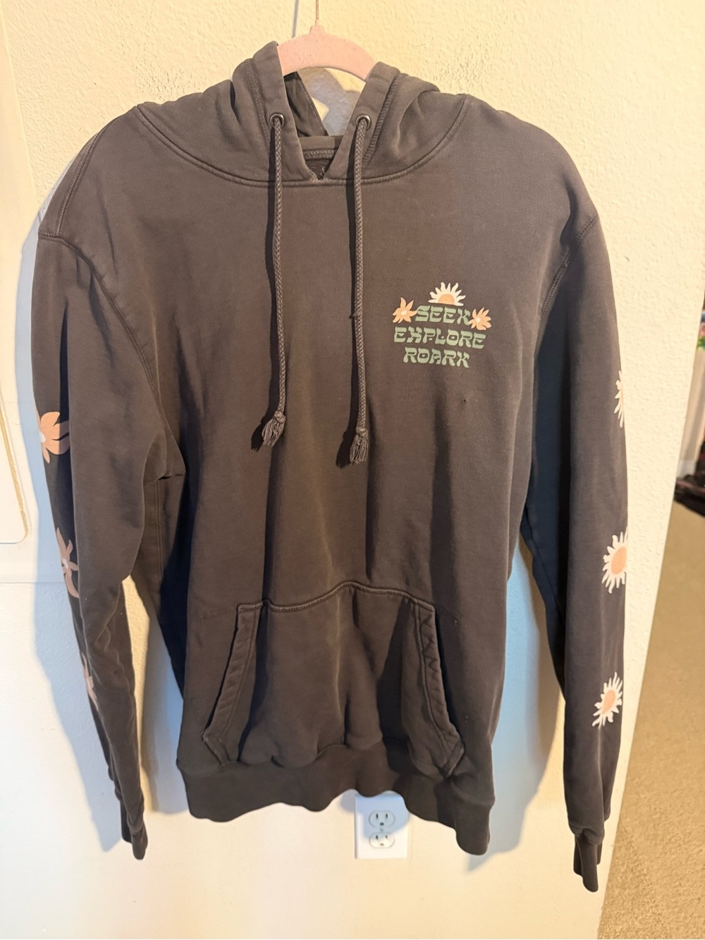 Roark Women’s Medium Seek Explore Graphic Hoodie Faded Black Pullover